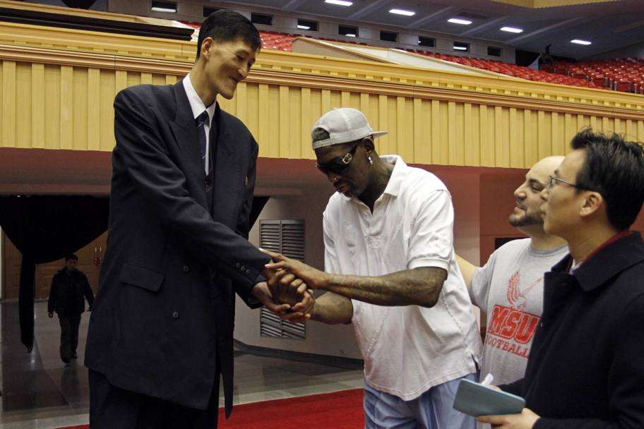 A Pyongyang Rodman prima della partita di domani ha presenziato ad un allenamento, dove ha incontrato  Ri Myung Hun, ex cestista nordcoreano. Ap